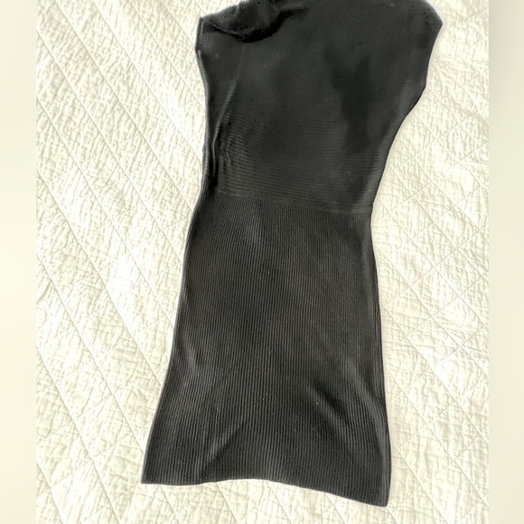 Off shoulder black dress - Picture 3 of 5